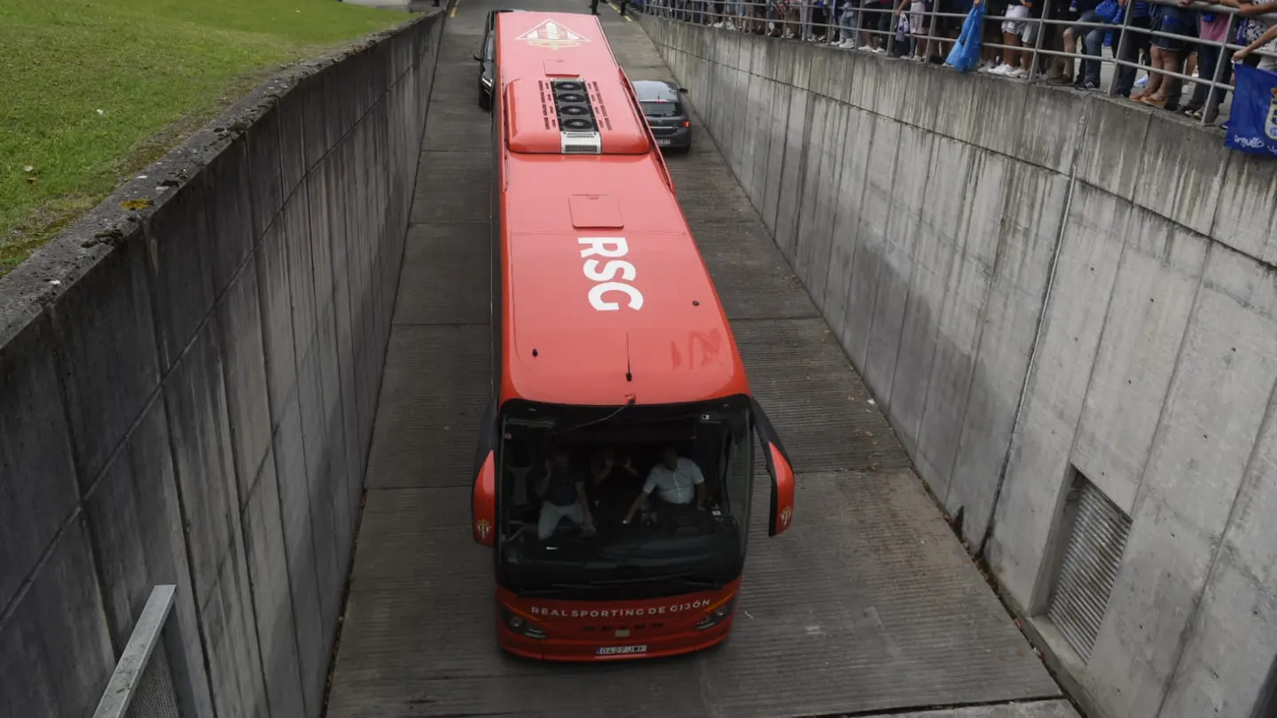 El autobús del Sporting, en su llegada al Tartiere El autobús del Sporting, en su llegada al Tartiere
