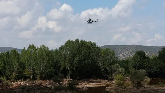 Un helicóptero de la Guardia Civil sobre el río Alberche Un helicóptero de la Guardia Civil sobre el río Alberche
