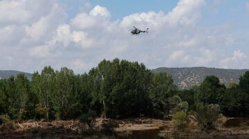 Un helicóptero de la Guardia Civil sobre el río Alberche