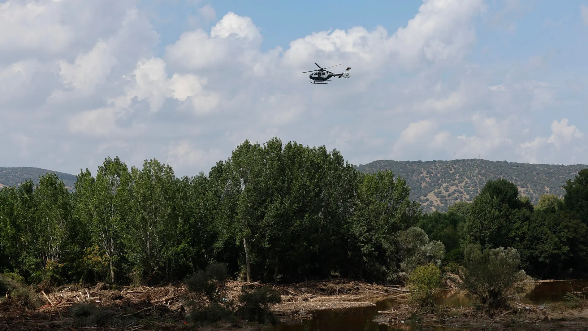Un helicóptero de la Guardia Civil sobre el río Alberche