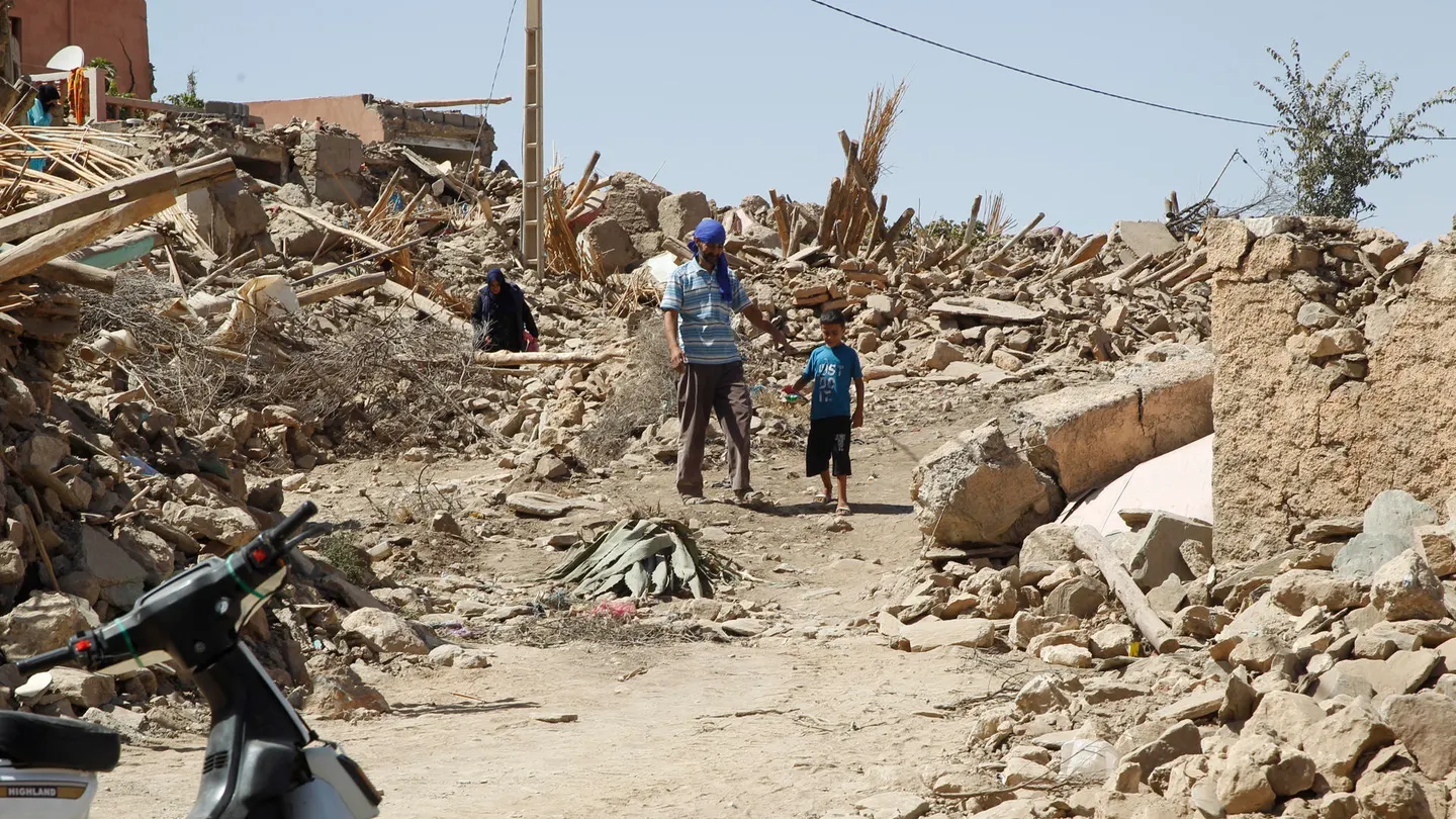 Varias personas caminan entre los escombros en la aldea de Tafagajt, en Marruecos, cerca del epicentro del devastador terremoto Varias personas caminan entre los escombros en la aldea de Tafagajt, en Marruecos, cerca del epicentro del devastador terremoto