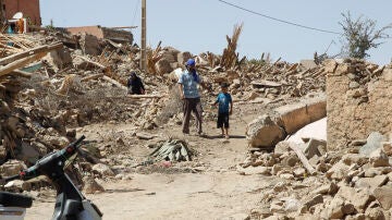  Varias personas caminan entre los escombros en la aldea de Tafagajt, en Marruecos, cerca del epicentro del devastador terremoto 
