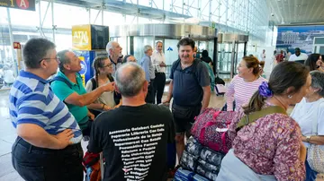 Turistas españoles al llegar a Barcelona desde Marruecos