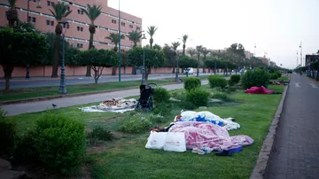 Vecinos de Marrakech pasan la noche a la intemperie