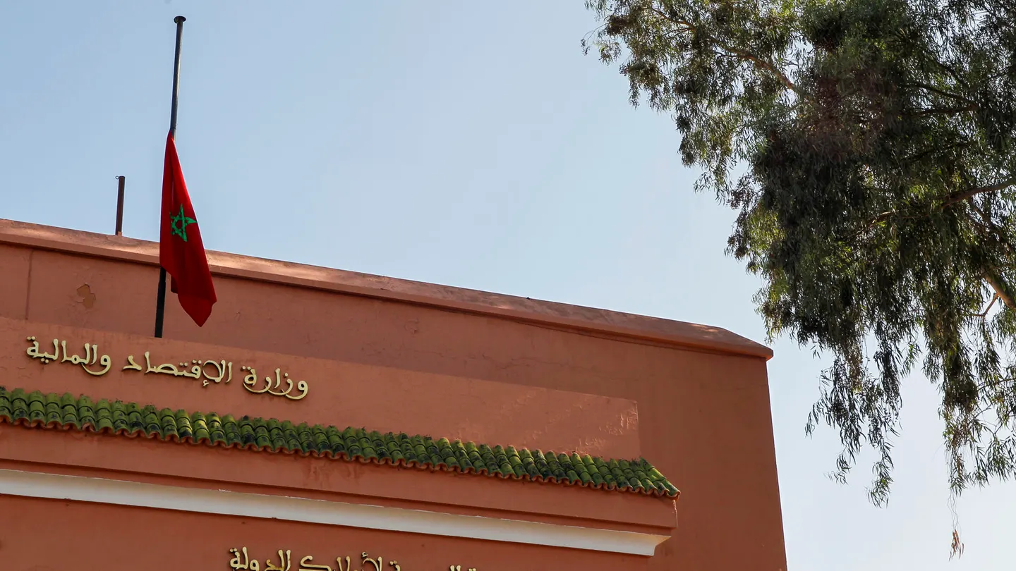 Las calles de la ciudad de Marrakesh se llenan de banderas que ondean a media asta Las calles de la ciudad de Marrakesh se llenan de banderas que ondean a media asta