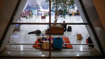 Extranjeros duermen en el interior del aeropuerto a la espera de un vuelo tras el fuerte terremoto que sacudió Marruecos, en Marrakech, Marruecos.