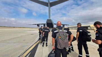 Equipo de la UME que despegó este domingo desde la Base Aérea de Zaragoza