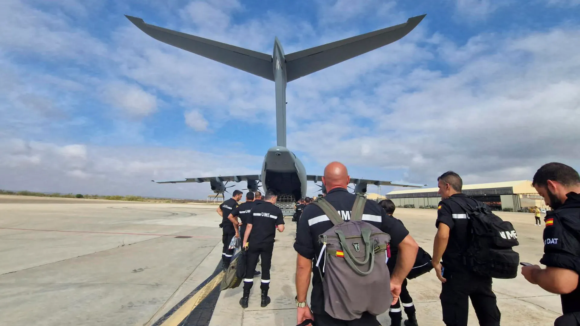 Equipo de la UME que despegó este domingo desde la Base Aérea de Zaragoza