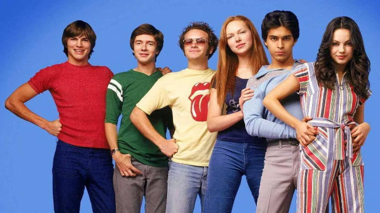 Ashton Jutcher (izq.) y MIla Kunis (dcha.) junto a Danny Masterson (centro) en una imagen de promoción de 'Aquellos maravillosos 70'. Ashton Jutcher (izq.) y MIla Kunis (dcha.) junto a Danny Masterson (centro) en una imagen de promoción de 'Aquellos maravillosos 70'.