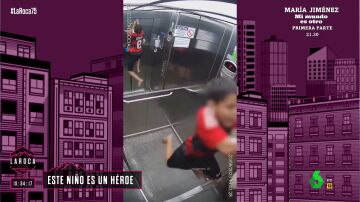 Un niño salva a su perro en el ascensor