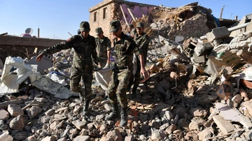 El Ejército recupera cuerpos entre los escombros en la aldea marroquí de Tafeghaghte, una de las más afectadas por el terremoto