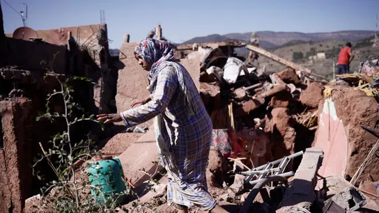 Una mujer camina entre los escombros de un edificio en Ouirgane, al sur de Marrakech Una mujer camina entre los escombros de un edificio en Ouirgane, al sur de Marrakech