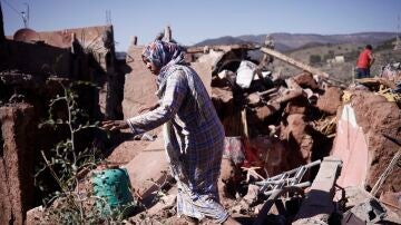 Una mujer camina entre los escombros de un edificio en Ouirgane, al sur de Marrakech