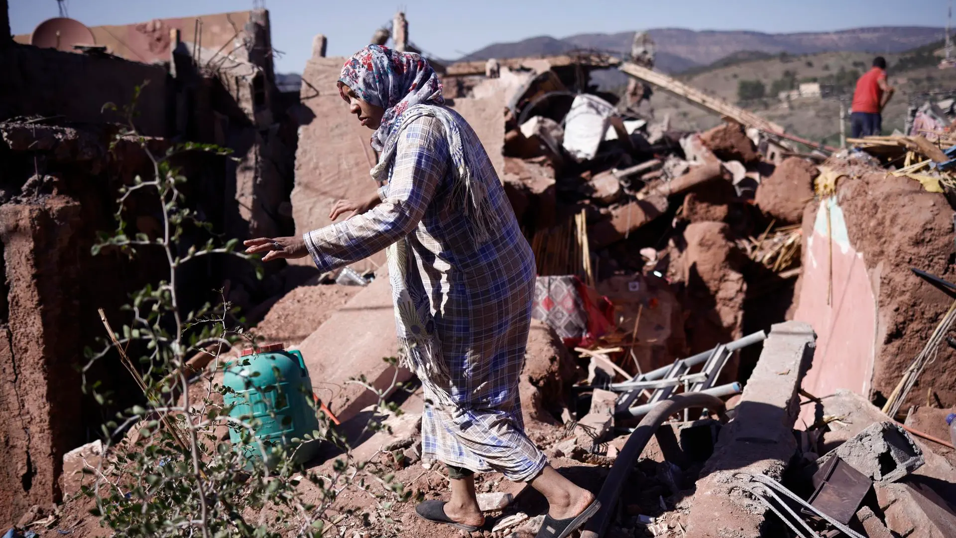 Una mujer camina entre los escombros de un edificio en Ouirgane, al sur de Marrakech