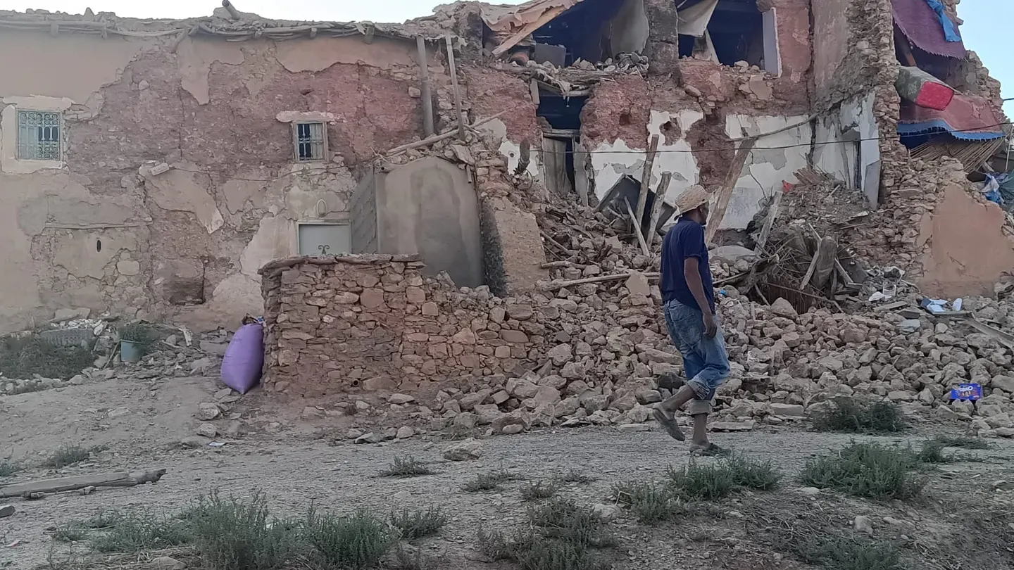 Así trabajan los bomberos españoles en una aldea arrasada por el terremoto: "No ha quedado ninguna persona viva" Así trabajan los bomberos españoles en una aldea arrasada por el terremoto: "No ha quedado ninguna persona viva"