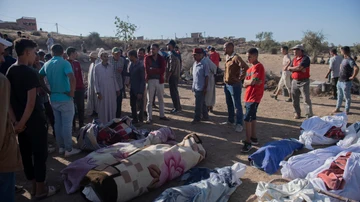 Cadáveres recuperados por el Ejército en Tafeghaghte, una aldea del Alto Atlas marroquí, una de las zonas más afectadas por el terremoto