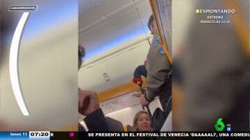 La cara de los pasajeros de un avión cuando un músico se pone a tocar la gaita en pleno vuelo: "Ojalá haya turbulencias"
