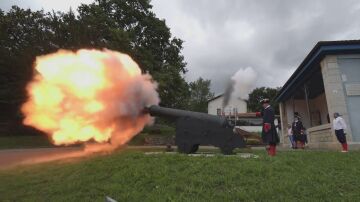 La reacción de Boris Izaguirre cuando unos artilleros disparan un cañón del siglo XVII en su presencia