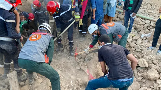 Las réplicas del terremoto paralizan momentáneamente la búsqueda de supervivientes en Marruecos Las réplicas del terremoto paralizan momentáneamente la búsqueda de supervivientes en Marruecos