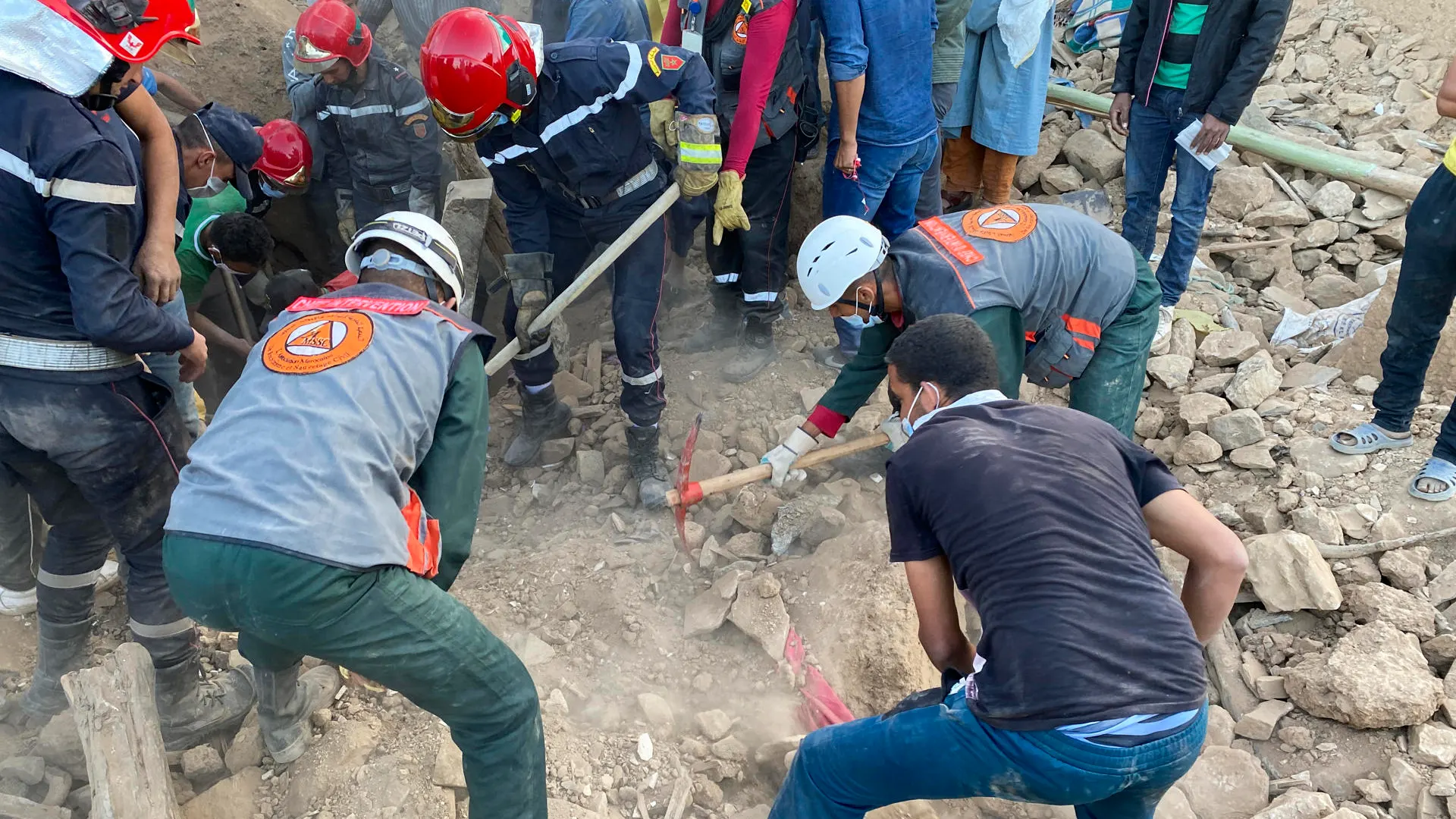 Las réplicas del terremoto paralizan momentáneamente la búsqueda de supervivientes en Marruecos