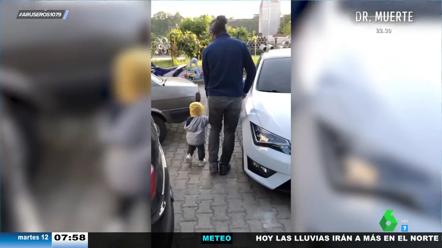 La reacción de un bebé cuando se da cuenta de que le ha dado de la mano a un señor que no es su padre La reacción de un bebé cuando se da cuenta de que le ha dado de la mano a un señor que no es su padre