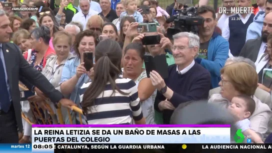 Así reacciona la reina Letizia cuando una señora arranca a llorar al tenerla cerca en A Coruña Así reacciona la reina Letizia cuando una señora arranca a llorar al tenerla cerca en A Coruña