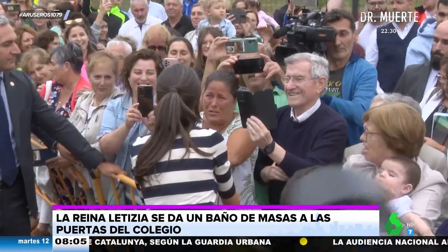 Así reacciona la reina Letizia cuando una señora arranca a llorar al tenerla cerca en A Coruña Así reacciona la reina Letizia cuando una señora arranca a llorar al tenerla cerca en A Coruña