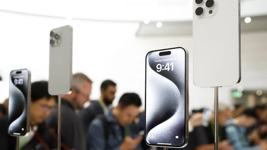 Vista del nuevo iPhone 15 de Apple tras su lanzamiento en el Apple Park de Cupertino, California. Vista del nuevo iPhone 15 de Apple tras su lanzamiento en el Apple Park de Cupertino, California.