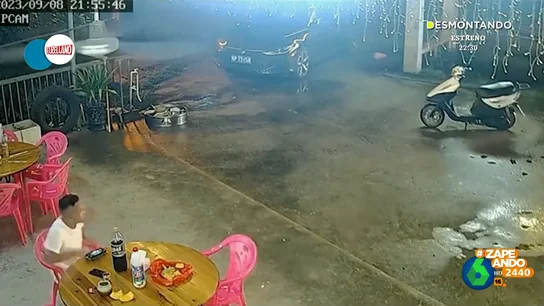 "Se salva de milagro": el escalofriante momento en el que un chico evita ser arrollado por un coche "Se salva de milagro": el escalofriante momento en el que un chico evita ser arrollado por un coche