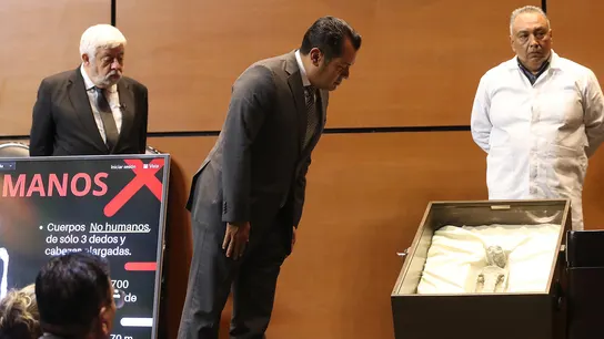 Un ufólogo presenta cuerpos de seres no humanos con más de 1.000 años en el Congreso mexicano y pide reconocer la vida extraterrestre Un ufólogo presenta cuerpos de seres no humanos con más de 1.000 años en el Congreso mexicano y pide reconocer la vida extraterrestre