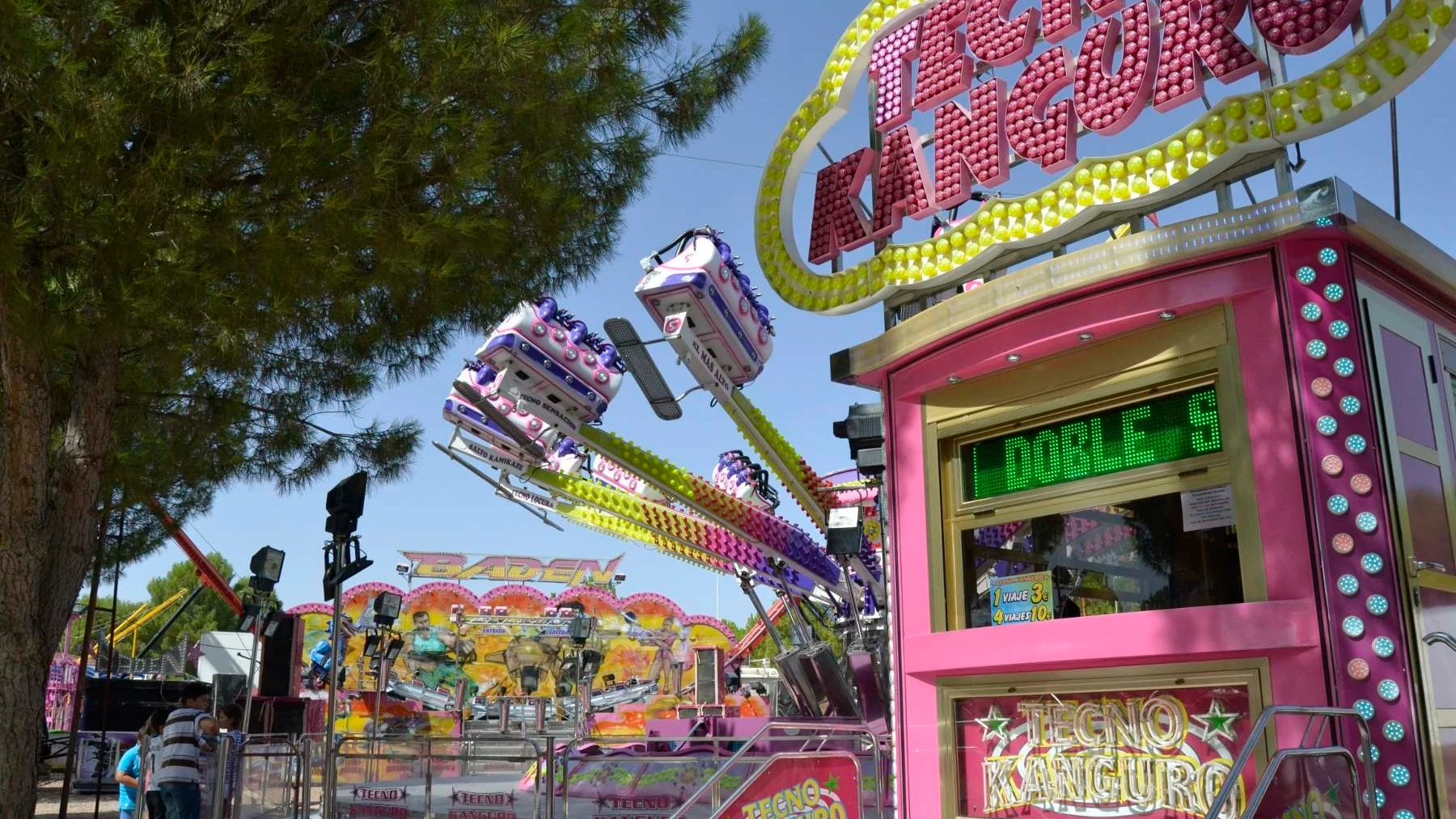 Muere un hombre al caer de una atracción de feria en Castellar del Vallès cuando el parque estaba cerrado