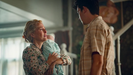 Gillian Anderson y Asa Butterfield, madre e hijo en 'Sex Education', en una escena de la temporada 4. Gillian Anderson y Asa Butterfield, madre e hijo en 'Sex Education', en una escena de la temporada 4.