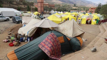 Las autoridades marroquíes comenzaron a realojar en tiendas a los damnificados por el terremoto, en previsión de lluvias.