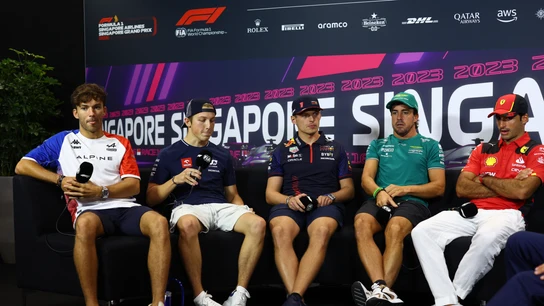 Los pilotos en la rueda de prensa del GP de Singapur Los pilotos en la rueda de prensa del GP de Singapur