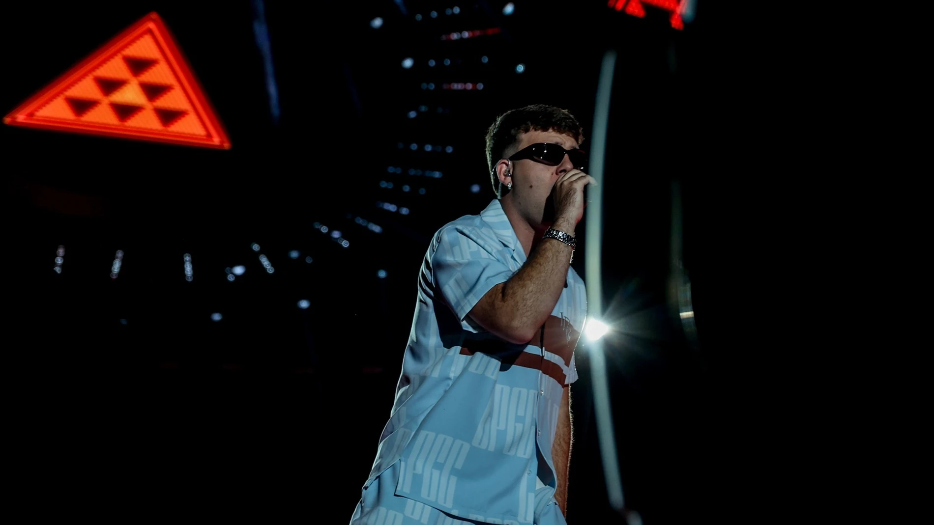 El cantante Quevedo actúa durante la primera jornada del festival del Coca Cola Music Experience 2023.
