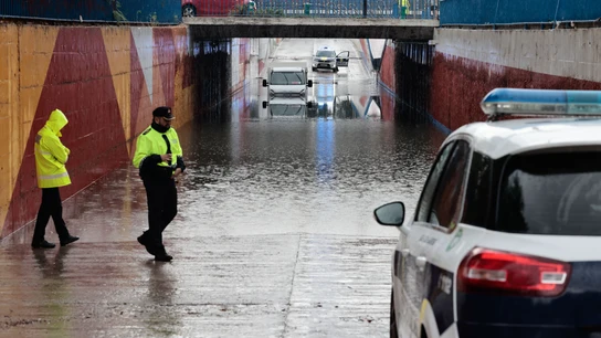 Imagen de una vía anegada este jueves en Algemesí tras las lluvias torrenciales de esta madrugada. Imagen de una vía anegada este jueves en Algemesí tras las lluvias torrenciales de esta madrugada.
