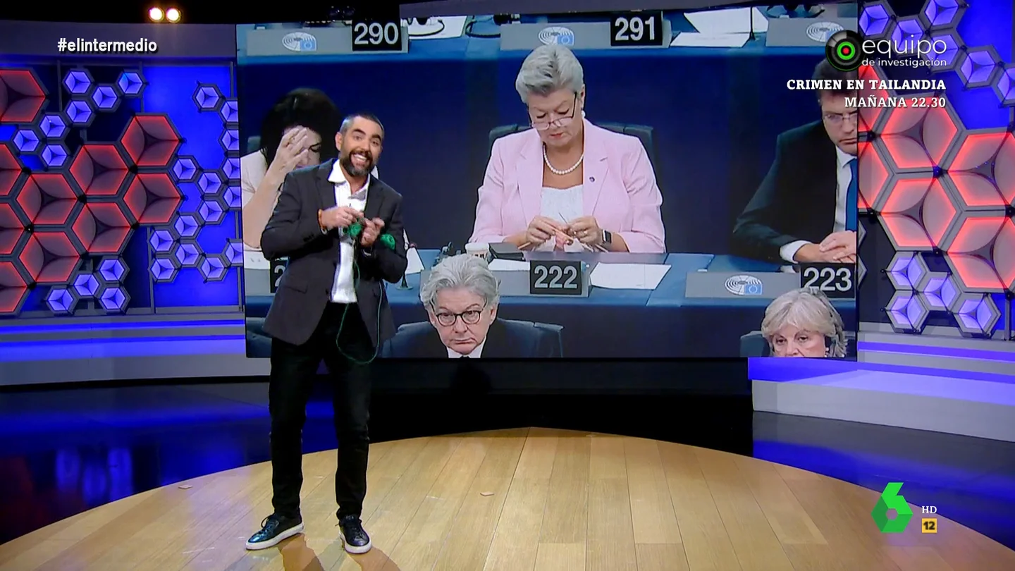 Pillan a una europarlamentaria sueca haciendo ganchillo en plena sesión del Parlamento Europeo Pillan a una europarlamentaria sueca haciendo ganchillo en plena sesión del Parlamento Europeo