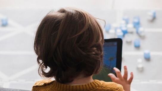 Los 20 consejos de los pediatras para educar a tus hijos en el buen uso de las redes sociales e internet 