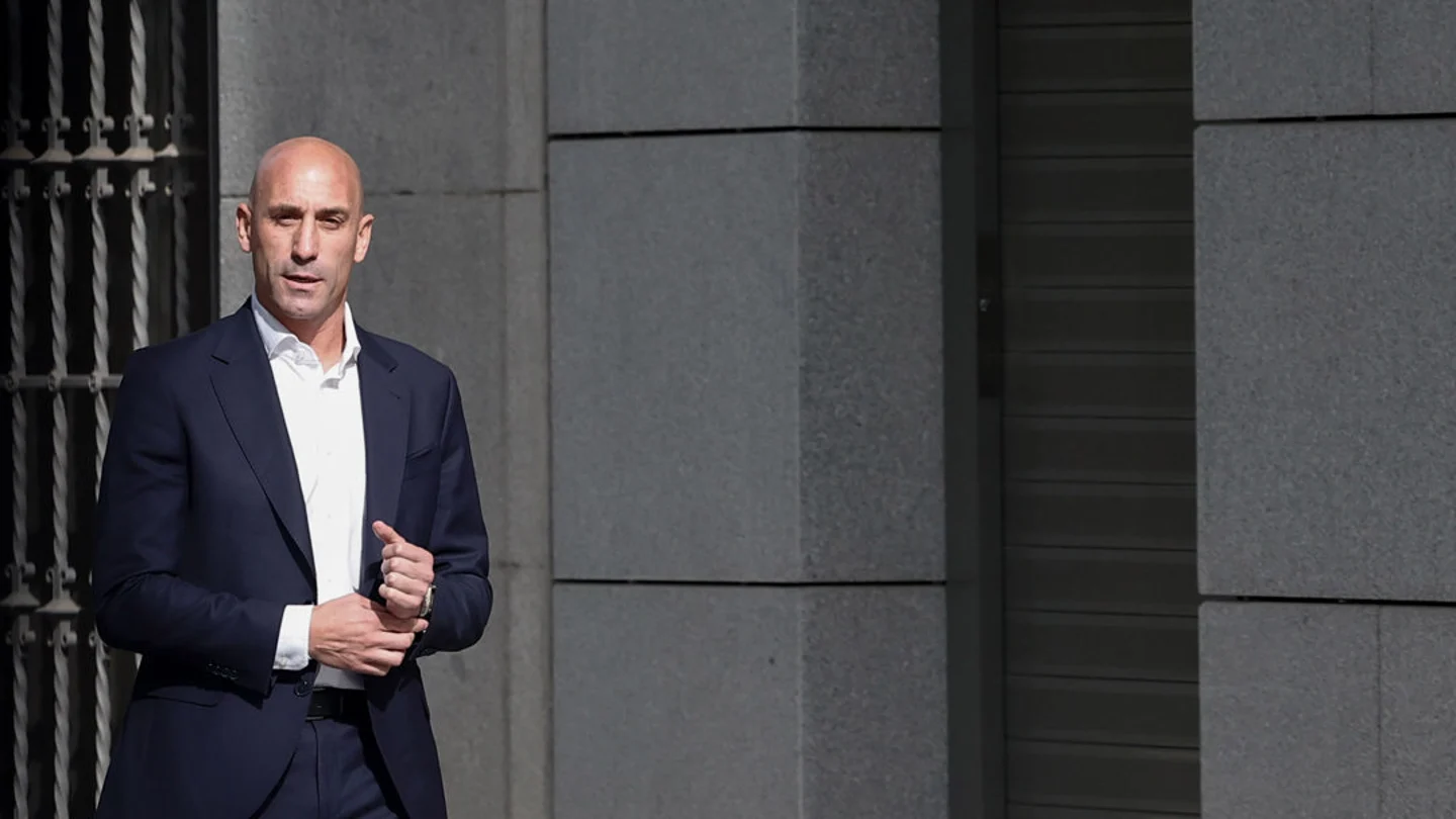 Luis Rubiales guarda silencio a su llegada a la Audiencia Nacional para declarar por el beso a Jenni Hermoso Luis Rubiales guarda silencio a su llegada a la Audiencia Nacional para declarar por el beso a Jenni Hermoso/ EFE/ Sergio Pérez