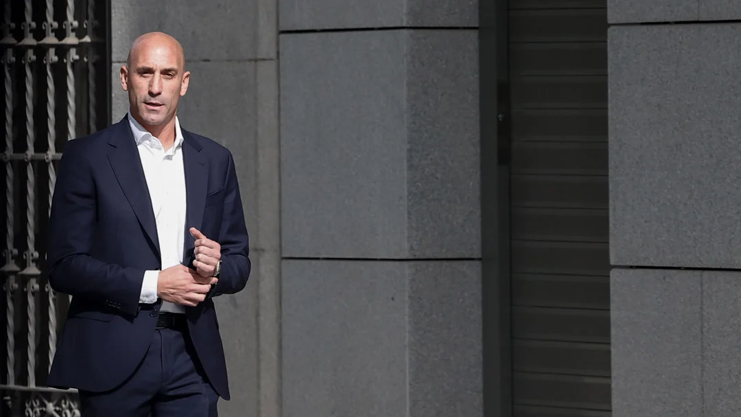 Luis Rubiales guarda silencio a su llegada a la Audiencia Nacional para declarar por el beso a Jenni Hermoso/ EFE/ Sergio Pérez