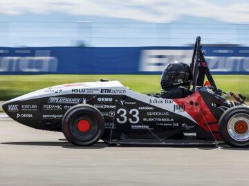 Un grupo de jóvenes crea un coche eléctrico para batir el récord total de aceleración… y lo consigue