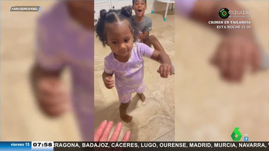 La emoción de un niño al ver a su hermana pequeña dar sus primeros pasos: "¡Qué sentido el chico!" La emoción de un niño al ver a su hermana pequeña dar sus primeros pasos: "¡Qué sentido el chico!"