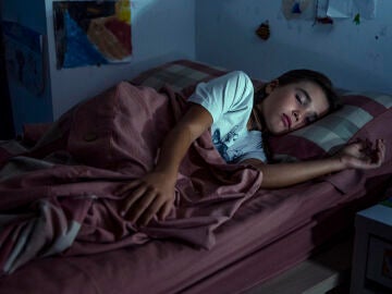 Usar el móvil antes de dormir durante la adolescencia está relacionado con graves problemas de sueño