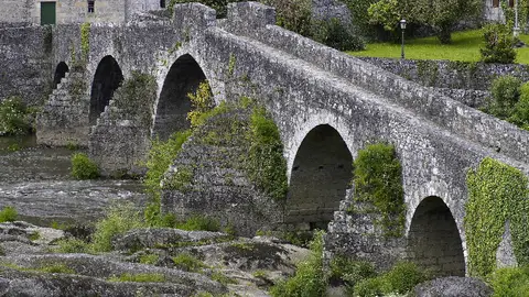 Puente medieval de Ponte Maceira Puente medieval de Ponte Maceira