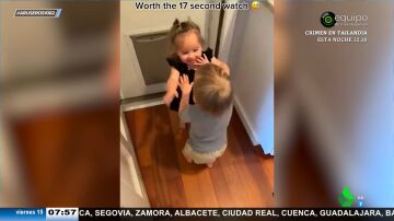 La reacción viral de un niño cuando su hermana llora al darse un golpe