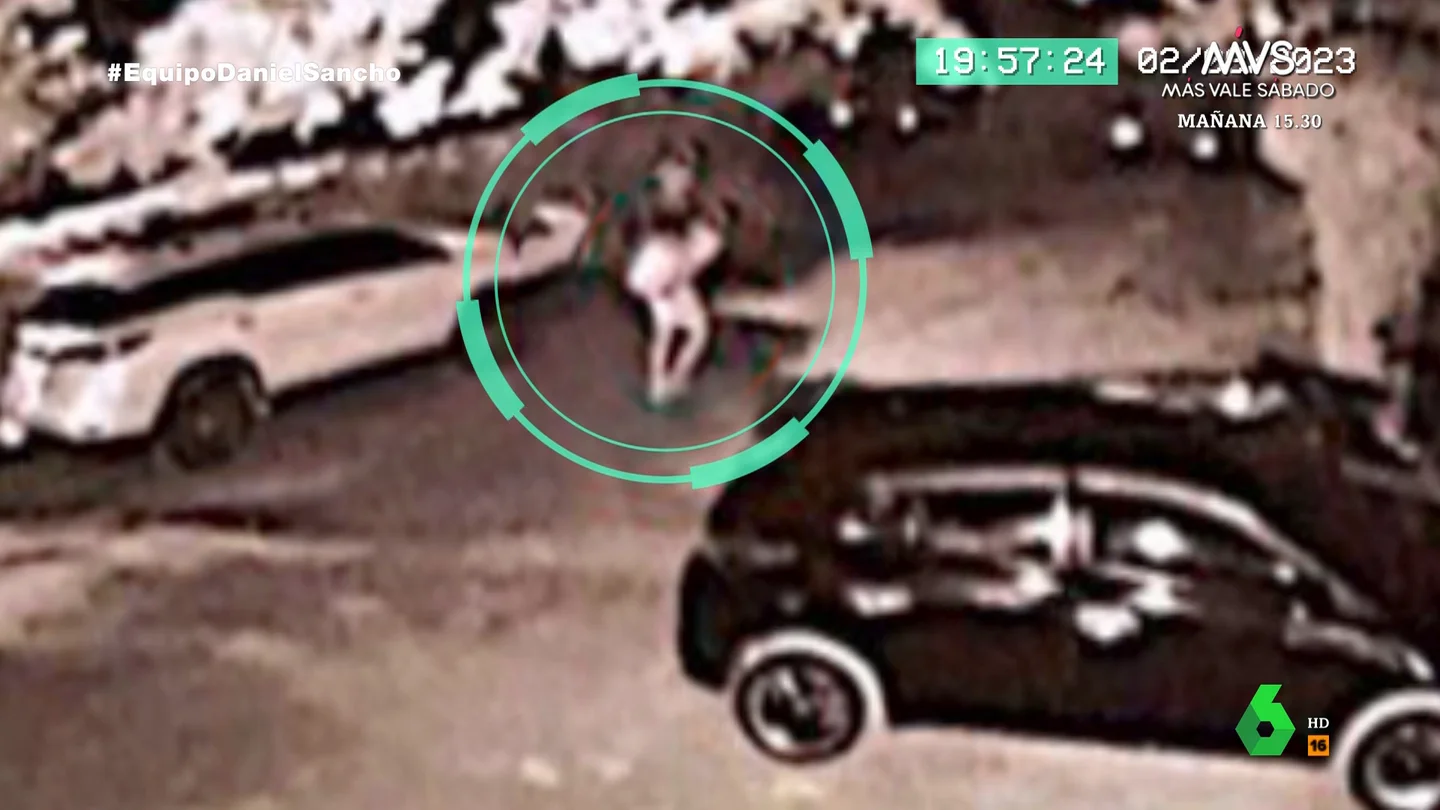 El instante en el que Daniel Sancho camina junto al mar con una bolsa tras el asesinato de Edwin Arrieta El instante en el que Daniel Sancho camina junto al mar con una bolsa tras el asesinato de Edwin Arrieta