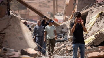 Varias personas caminan entre los escombros del terremoto en Talat N'Yaaqoub, al sur de Marrakech (Marruecos)