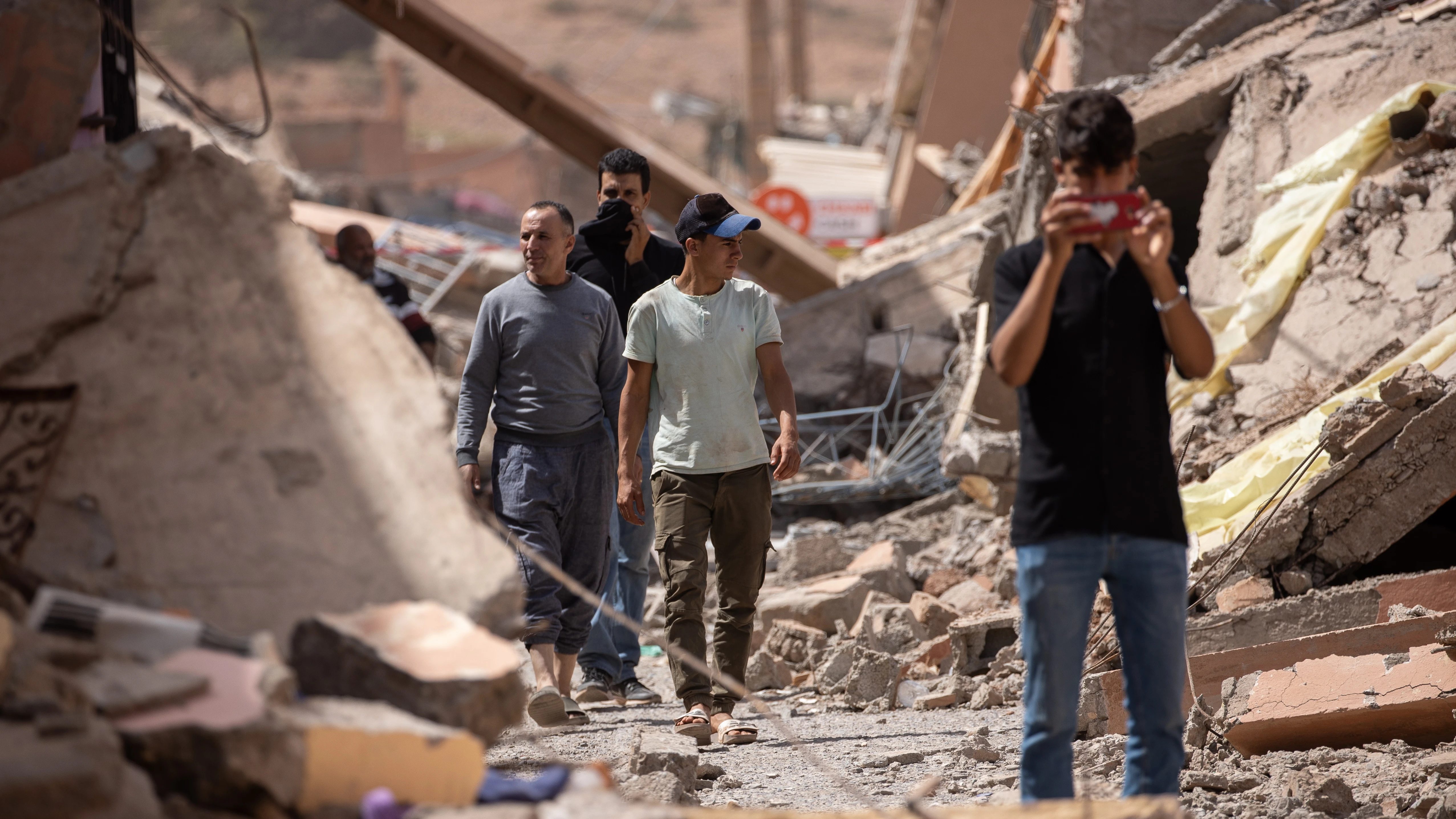 Varias personas caminan entre los escombros del terremoto en Talat N'Yaaqoub, al sur de Marrakech (Marruecos)