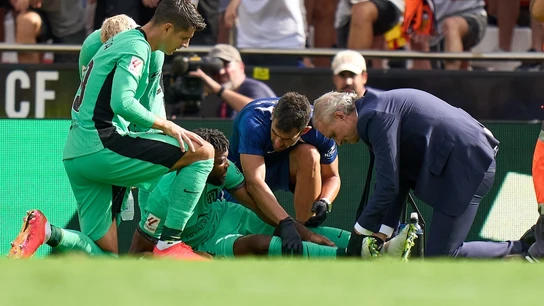 Thomas Lemar mientras es atendido por los doctores Thomas Lemar mientras es atendido por los doctores