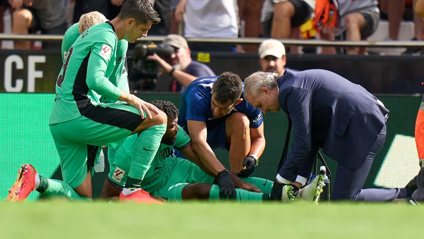 Thomas Lemar mientras es atendido por los doctores Thomas Lemar mientras es atendido por los doctores